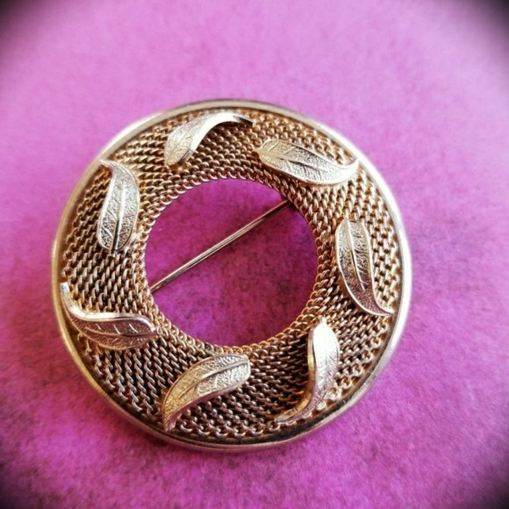 Vintage brooch mesh leaves circle broach gold tone pin leaf open